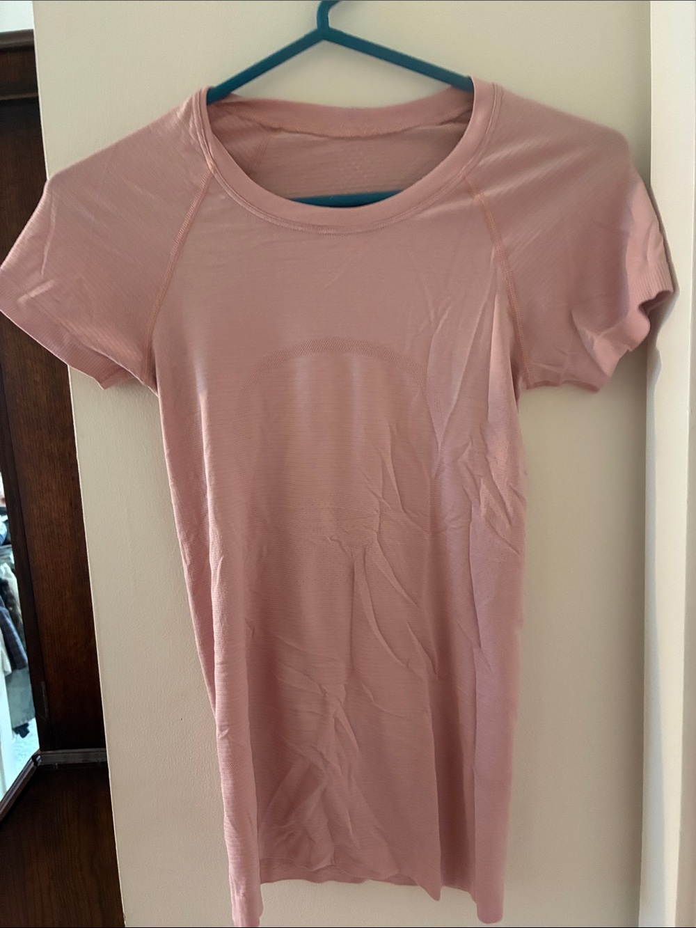 Lululemon Women’s Muscle Tee — Light Pink